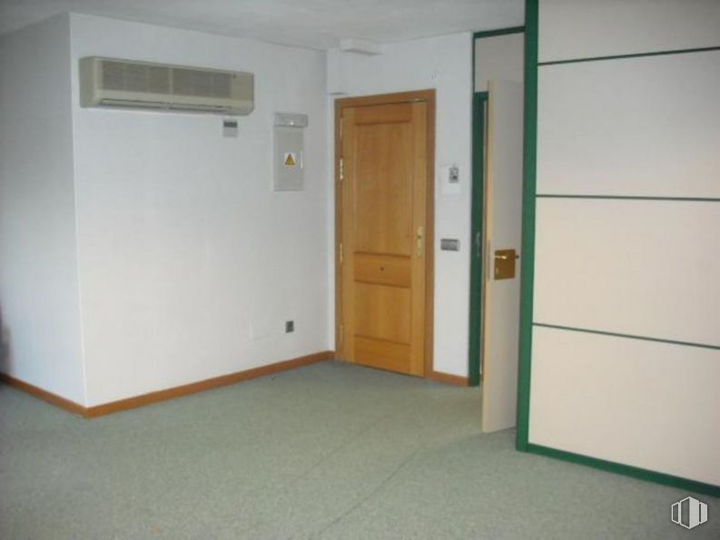 Office for rent at Avenida Guadalajara, 16, Alcalá de Henares, Madrid, 28805 with door, fixture, wood, floor, flooring, handle, home door, automotive exterior, building and door handle around