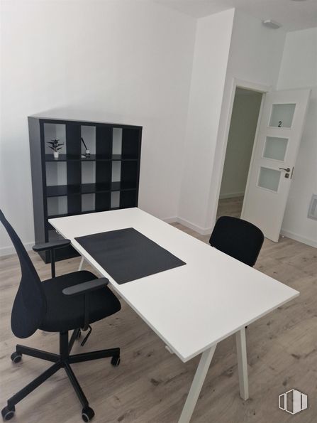 Oficina en alquiler en Avenida Humanes, 151, Griñón, Madrid, 28971 con mesa, silla, mueble, propiedad, blanco, confort, rectángulo, interiorismo, madera y gris alrededor