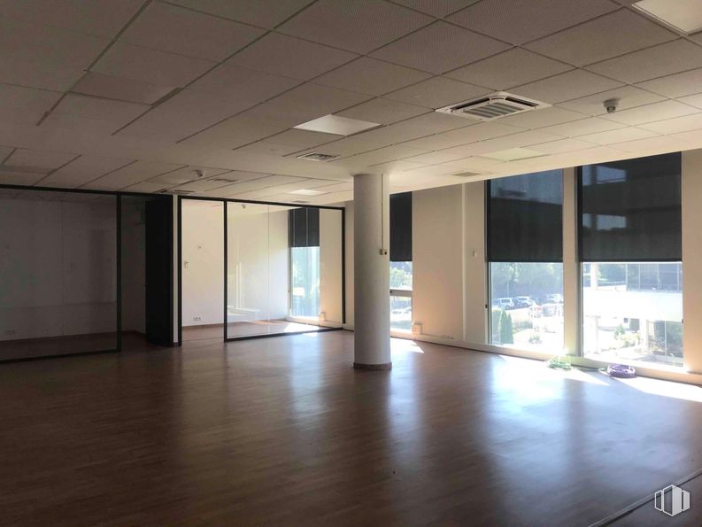 Office for rent at Zona empresarial, Alcobendas, Madrid, 28108 with light fixture, flooring, floor, interior design, ceiling, glass, hall, tile flooring, wood flooring and transparency around