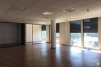 Oficina en alquiler en Zona empresarial, Alcobendas, Madrid, 28108 con lámpara, suelos, suelo, interiorismo, techo, vidrio, hall, suelo de baldosas, suelos de madera y transparencia alrededor