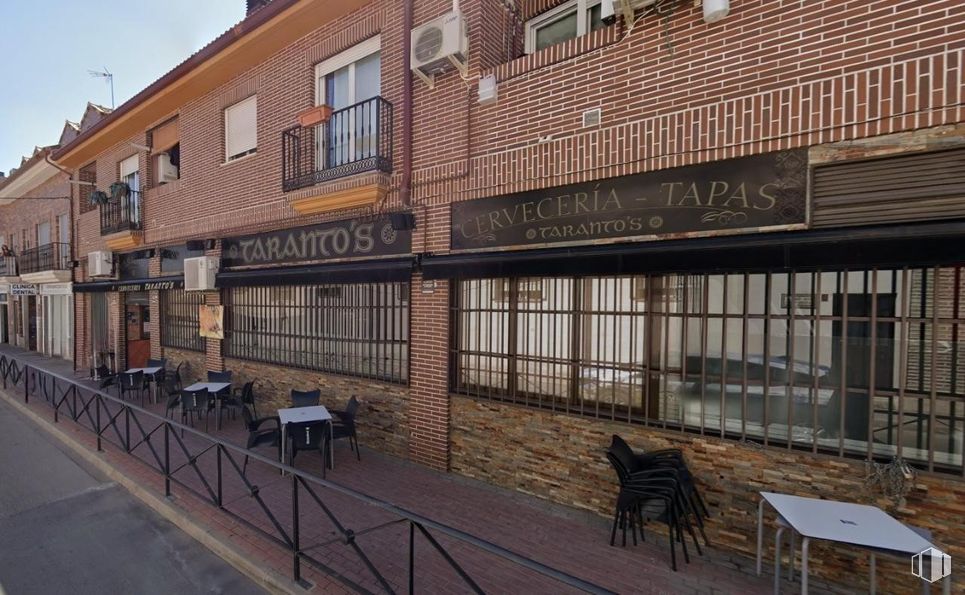 Retail for sale at Calle La Iglesia, Yeles, Toledo, 45220 with window, chair, table, door, brickwork, brick, sidewalk, restaurant and awning around