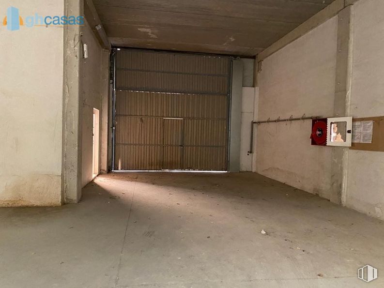 Industrial for sale at Área Industrial, Cabanillas del Campo, Guadalajara, 19171 with door, building, fixture, wood, road surface, asphalt, flooring, floor, wall and composite material around