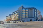 Office for rent at Centro Empresarial Europa, Calle González Dávila, 18, Villa de Vallecas, Madrid, 28031 with building, sky, window, street light, urban design, condominium, tower block, plant, tower and house around