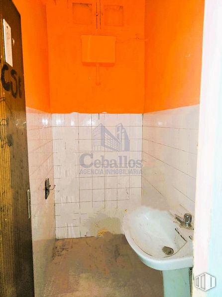 Retail for rent at Zona Parque Concordia, Guadalajara, 19001 with sink, plumbing fixture, property, bathroom, tap, fluid, fixture, bathroom sink, floor and wall around