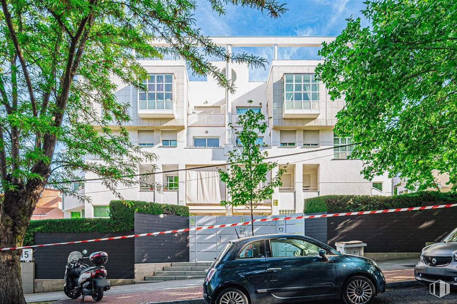 Oficina en alquiler en Calle Manuel Uribe, Ciudad Lineal, Madrid, 28033 con coche, motocicleta, rueda, neumático, ventana, edificio, vehículo terrestre, vehículo, propiedad y árbol alrededor