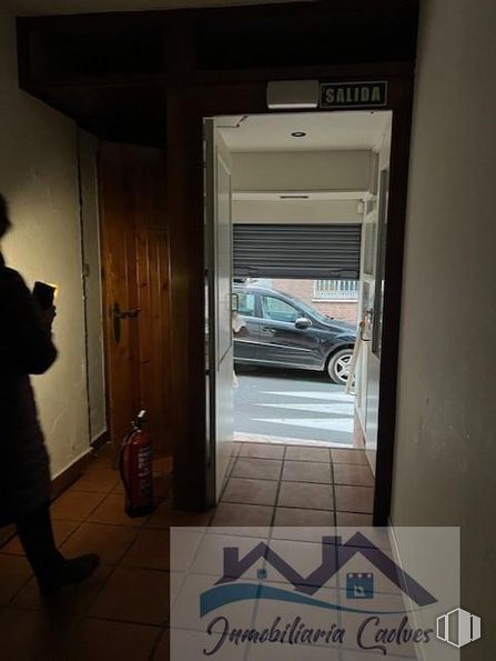 Local en venta en Calle Hospital, 24, Pozuelo de Alarcón, Madrid, 28223 con persona, coche, zapato, calzado, edificio, rueda, diseño automovilístico, neumático, puerta y iluminación del automóvil alrededor