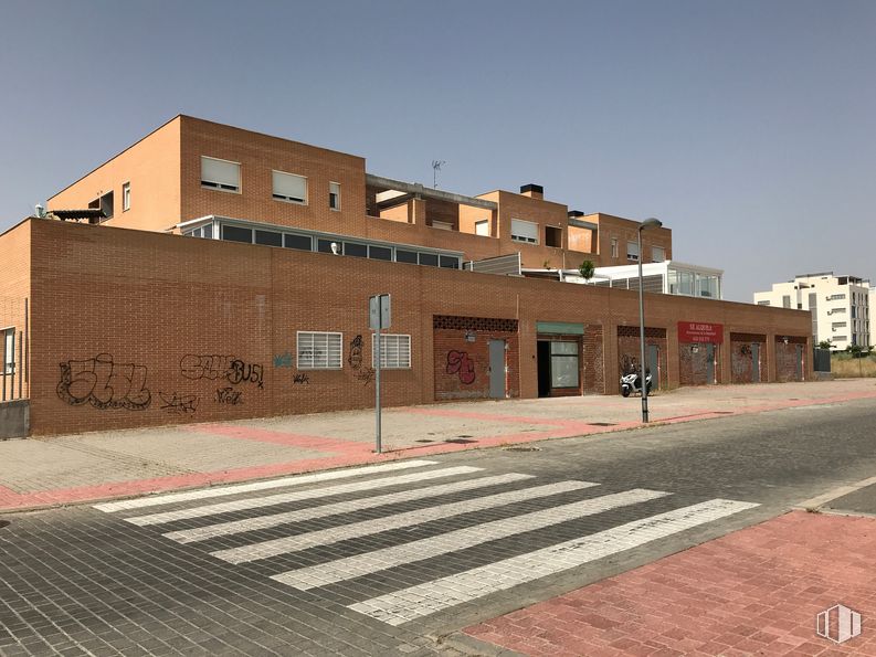 Local en alquiler y venta en Calle Constelación de Casiopea, 1, Parla, Madrid, 28980 con edificio, cielo, ventana, asfalto, luz de la calle, superficie de carretera, paso de cebra, diseño urbano, árbol y barrio alrededor