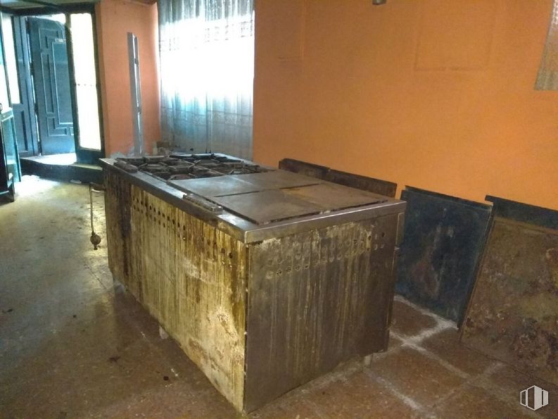 Retail for sale at Calle Herradero, 2, Arenas de San Pedro, Ávila, 05400 with gas stove, table, wood, flooring, floor, rectangle, hardwood, gas, composite material and plywood around