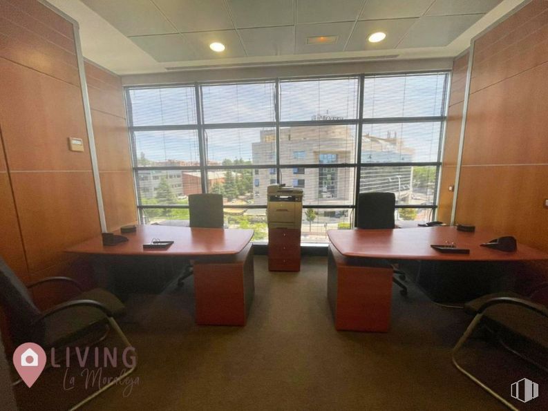 Office for rent at Zona Valdelacasa, Alcobendas, Madrid, 28108 with chair, desk, window, filing cabinet, table, furniture, property, fixture, building and wood around