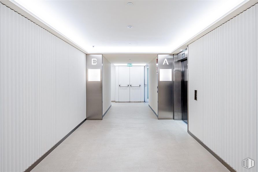 Office for rent at Edificio Cuzco IV, Paseo Castellana, 141, Tetuán, Madrid, 28046 with door, ceiling, flooring, interior design, floor, composite material, silver, glass, symmetry and aluminium around