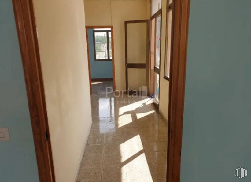 Retail for sale at Calle Nuestra Señora de los Remedios, Turégano, Segovia, 40370 with mirror, window, building, fixture, wood, house, hall, flooring, floor and wood stain around