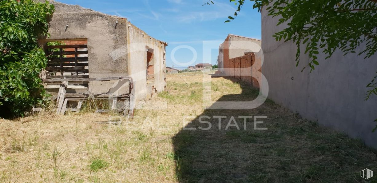 Land for sale at Zona Centro, Torrejón del Rey, Guadalajara, 19174 with property, sky, plant, cloud, land lot, grass, landscape, wood, facade and tree around