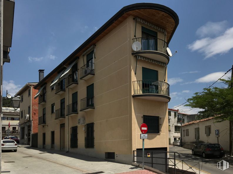 Local en venta en Calle Ermita, 4, Collado Mediano, Madrid, 28450 con coche, edificio, cielo, nube, ventana, infraestructura, luz de la calle, diseño urbano, barrio y superficie de la carretera alrededor