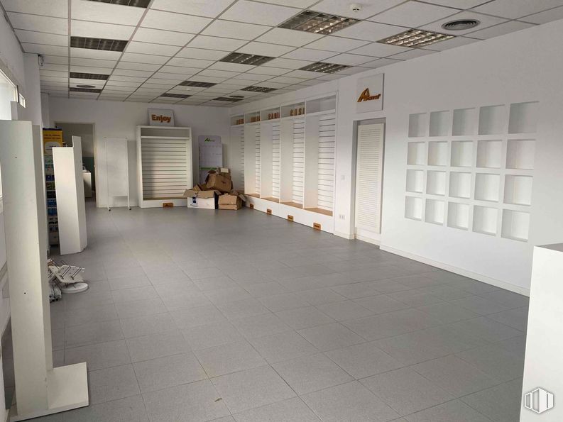 Industrial for rent at Polígono industrial Los Olivos, Getafe, Madrid, 28906 with flooring, floor, interior design, ceiling, shelving, tile flooring, shelf, tile, light fixture and wood flooring around