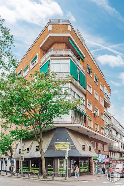 Retail for sale & for rent at Calle Jerónima Llorente, 1, Tetuán, Madrid, 28039 with building, window, urban area, city, apartment, neighbourhood, town, facade, metropolitan area and architecture around