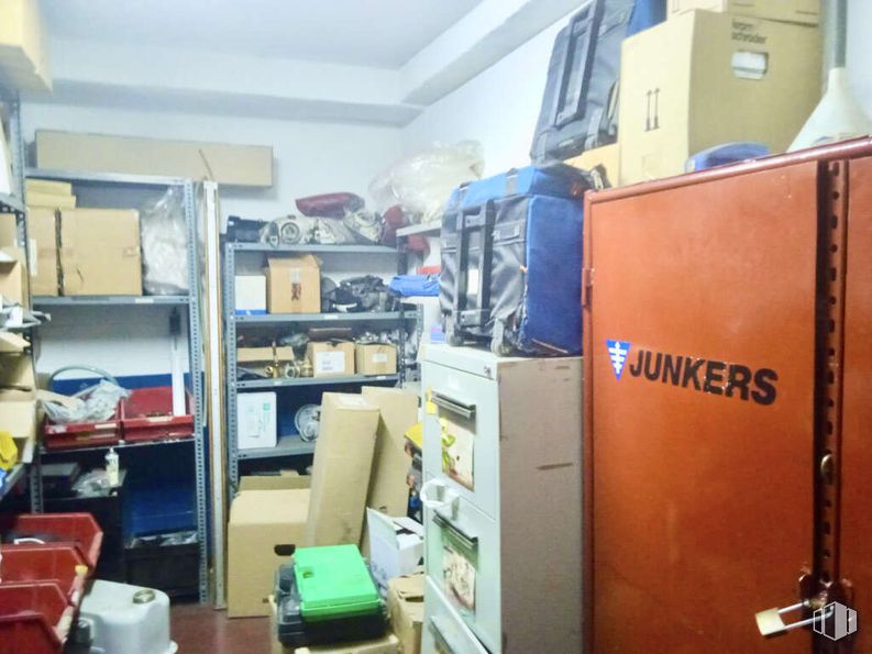 Industrial for sale at Polígono Villaverde, Villaverde, Madrid, 28021 with shipping box, shelving, box, cardboard packaging, shelf, plastic, wire, office equipment, electrical cable and packing materials around