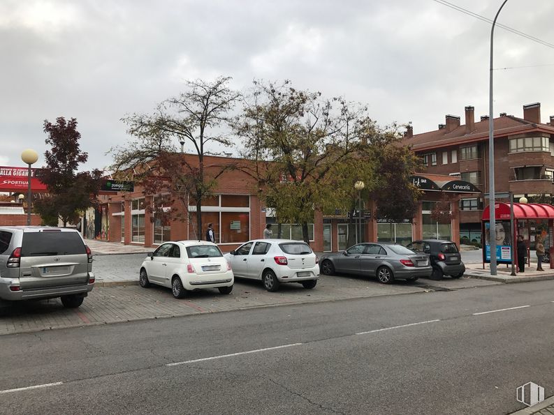 Local en alquiler en Avenida Viñuelas, 17, Tres Cantos, Madrid, 28760 con coche, luz de estacionamiento, cielo, nube, neumático, rueda, vehículo, edificio, matrícula del vehículo y superficie de la carretera alrededor