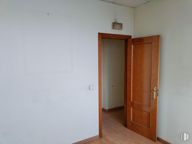 Oficina en venta en Edificio Alcocer 47, Calle Alcocer, 47, Villaverde, Madrid, 28041 con puerta, suelos, suelo, pared, madera, suelos de madera, puerta de casa, tinte para madera, manija de la puerta y madera dura alrededor