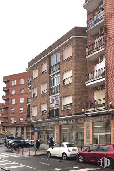 Retail for rent at Calle San Esteban, 2, Talavera de la Reina, Toledo, 45600 with car, window, building, wheel, tire, land vehicle, sky, vehicle, automotive parking light and urban design around