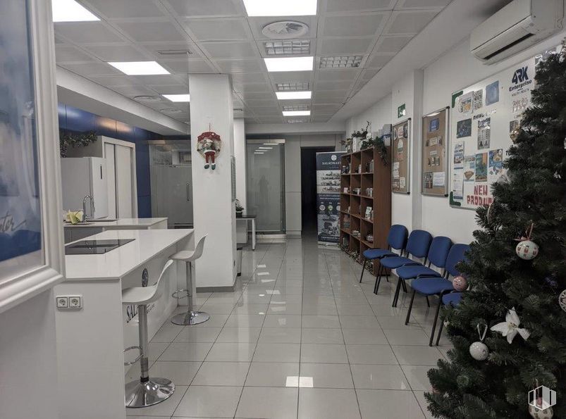 Retail for rent at Avenida Asturias, 57, Tetuán, Madrid, 28035 with christmas tree, chair, lighting, interior design, door, building, floor, shelf, flooring and cabinetry around