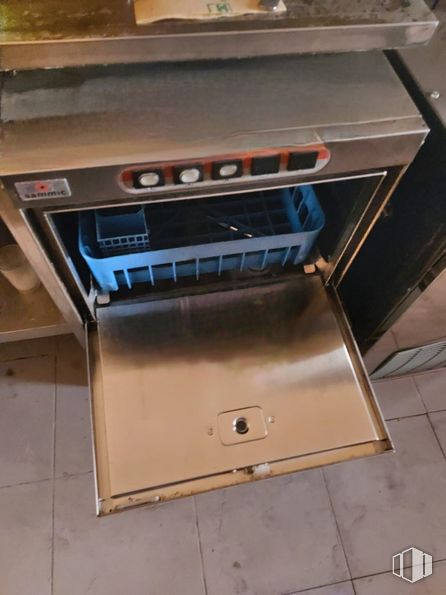 Local en venta en Calle Arijales, Parla, Madrid, 28980 con ebanistería, aparato de cocina, madera, electrodoméstico, electrodomésticos, gas, máquina, horno, pletina de casete y contrachapado alrededor