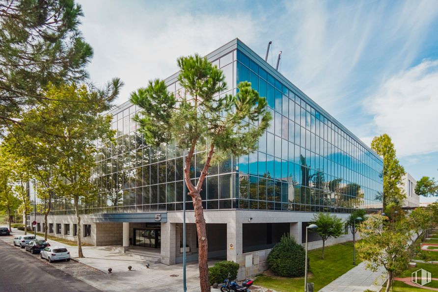 Oficina en alquiler en Edificio Milenio, Calle Teide, 5, San Sebastián de los Reyes, Madrid, 28700 con edificio, nube, planta, cielo, día, rueda, árbol, diseño urbano, arquitectura y condominio alrededor