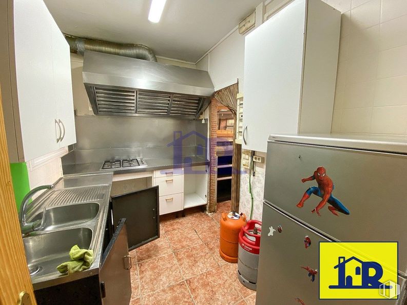 Retail for sale at Zona Reyes Católicos, Cuenca, 16003 with refrigerator, flooring, floor, kitchen, major appliance, ceiling, countertop, room, kitchen appliance and cabinetry around