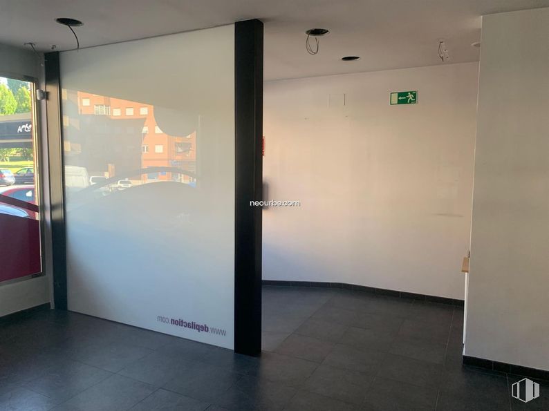 Retail for rent at Calle Agustín Rodríguez Sahagun, Ávila, 05003 with building, fixture, automotive design, automotive exterior, flooring, door, vehicle door, glass, event and ceiling around