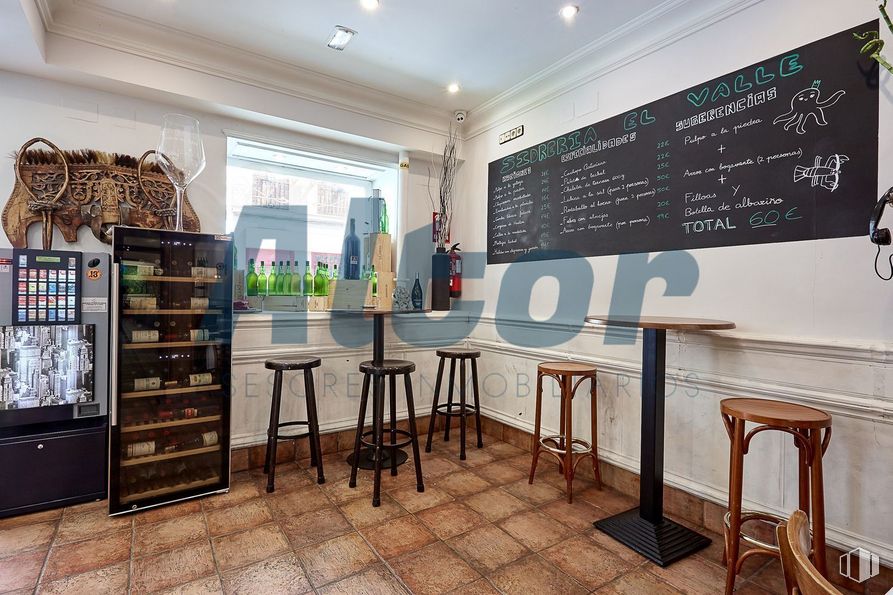 Local en venta en Zona Gaztambide, Chamberí, Madrid, 28015 con taburete, mesa, mueble, propiedad, madera, escritorio, ebanistería, alumbrado, estantería y diseño de interiores alrededor