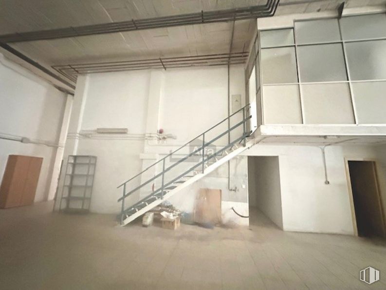 Industrial for sale at Polígono Industrial Julián Camarillo, San Blas - Canillejas, Madrid, 28037 with door, building, wood, fixture, flooring, floor, hall, ladder, ceiling and handrail around