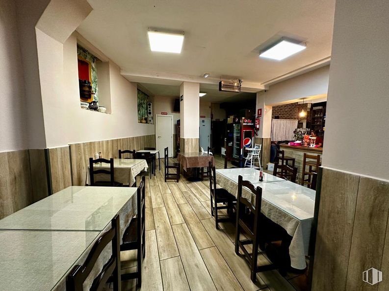 Retail for rent at Calle Mariano Sebastian Izue, Alcobendas, Madrid, 28100 with light fixture, chair, table, kitchen & dining room table, furniture, flooring, wood, interior design, floor and wood flooring around