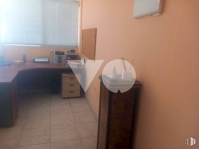 Local en venta en Calle Esteban Collantes, Ciudad Lineal, Madrid, 28017 con persiana de la ventana, cajonera, ventana, escritorio, archivador, edificio, mesa, madera, suelo y suelos alrededor