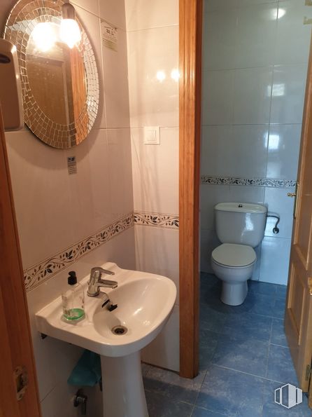 Local en venta en Zona Coronel de Palma, Móstoles, Madrid, 28934 con inodoro, fregadero, espejo, marrón, propiedad, accesorios de fontanería, grifo, lavabo, cuarto de baño y morado alrededor