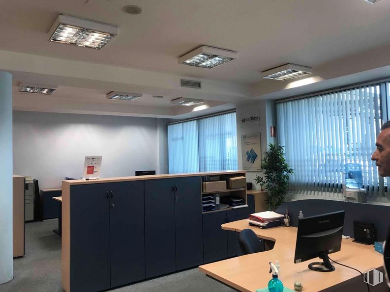 Oficina en alquiler y venta en Zona empresarial, Coslada, Madrid, 28820 con ebanistería, alumbrado, mesa, persona, edificio, mesa, silla de oficina, planta de interior, planta y silla alrededor