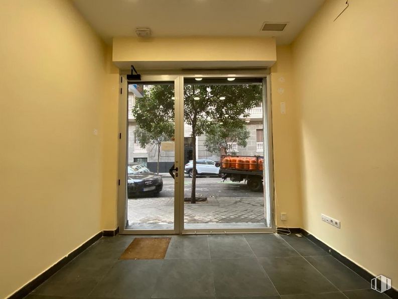 Retail for sale at Calle Padilla, Salamanca, Madrid, 28006 with door, wheel, car, tire, vehicle, fixture, hall, wood, flooring and floor around