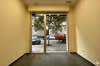 Retail for sale at Calle Padilla, Salamanca, Madrid, 28006 with door, wheel, car, tire, vehicle, fixture, hall, wood, flooring and floor around