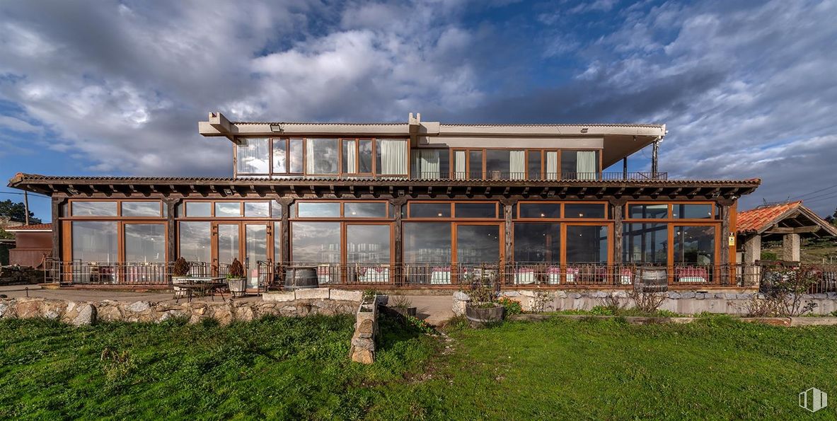 Retail for sale at Carretera Madrid - La Coruña, N-6, Km 56, 7, Guadarrama, Madrid, 28440 with building, wood, architecture, home, estate, porch, cottage, farmhouse, balcony and eco hotel around