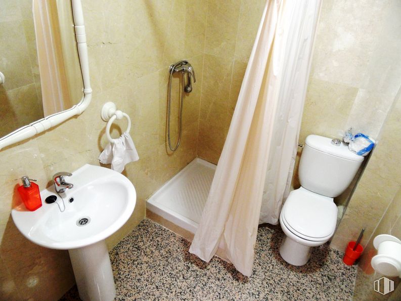 Oficina en alquiler en Calle Progreso, Getafe, Madrid, 28906 con inodoro, fregadero, espejo, grifo, accesorio de plomería, lavabo, propiedad, baño, producto y púrpura alrededor