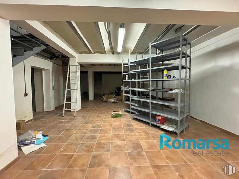 Retail for rent at Paseo San Roque, Ávila, 05003 with ladder, wood, interior design, floor, flooring, shelving, hall, composite material, hardwood and fixture around