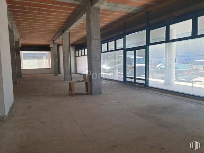 Office for sale at Calle Francisco Medina Mendoza, 39, Cabanillas del Campo, Guadalajara, 19171 with window, fixture, wood, building, hall, flooring, floor, beam, ceiling and house around