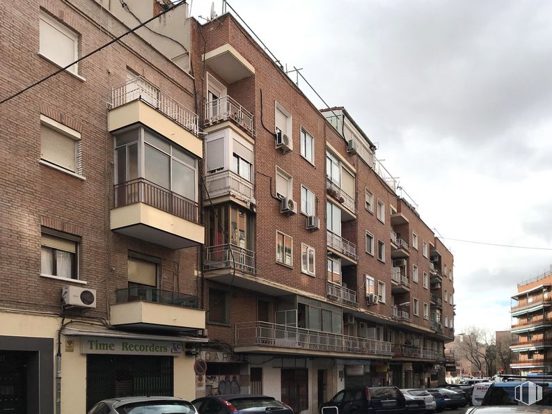 Retail for rent at Calle Enrique Fuentes, 23, Usera, Madrid, 28026 with building, window, land vehicle, cloud, wheel, sky, tire, car, infrastructure and vehicle around