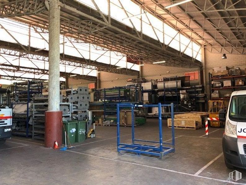 Nave en venta en Zona Industrial San Fernando de Henares, San Fernando de Henares, Madrid, 28830 con coche, mueble, luz de estacionamiento automotriz, vehículo, edificio, luz trasera y de freno automotriz, vehículo motorizado, piso, diseño automotriz y gas alrededor