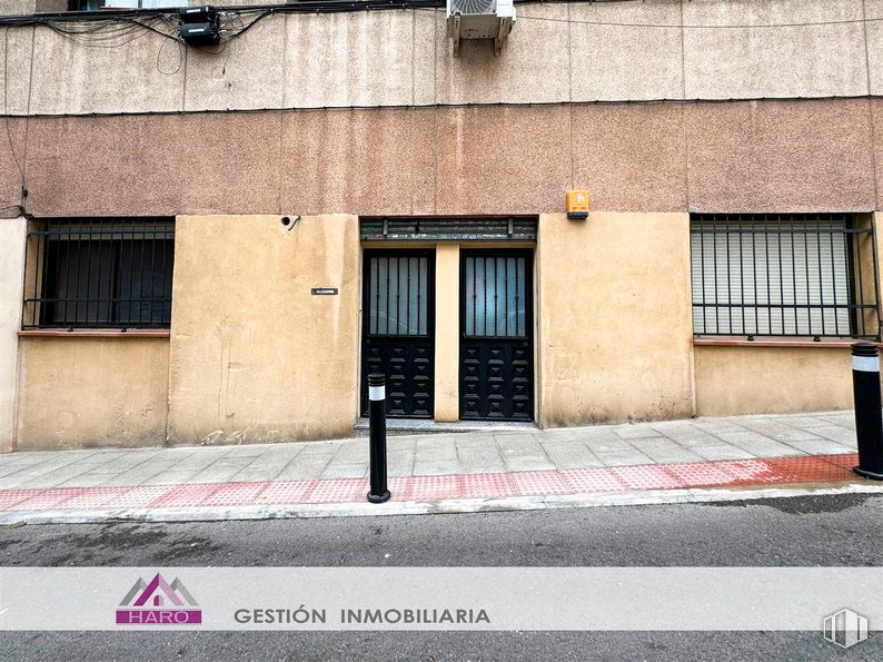 Local en venta en Calle Pedro Rogel, 4, Tetuán, Madrid, 28039 con ventana, puerta, edificio, rectángulo, superficie de la carretera, accesorio, asfalto, madera, zona residencial y inmobiliario alrededor