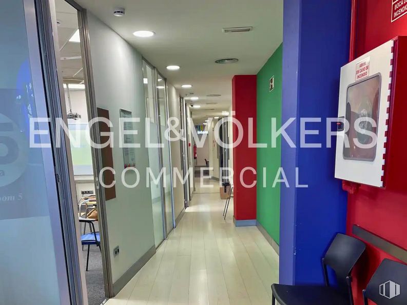 Retail for sale & for rent at Paseo de la Castellana, Chamartín, Madrid, 28046 with chair, furniture, building, fixture, door, flooring, floor, ceiling, facade and glass around