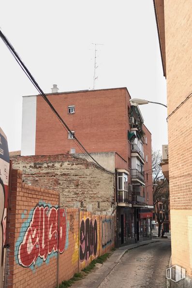 Retail for sale at Calle Plaza Emperatriz, 9, Carabanchel, Madrid, 28044 with building, brown, window, road surface, brickwork, brick, wood, house, sky and residential area around