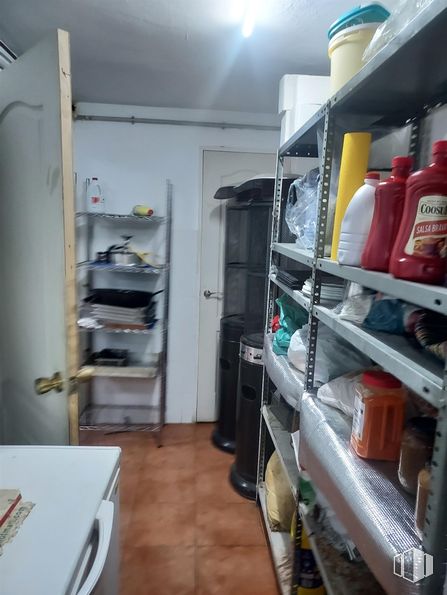 Local en venta en Calle Virgen del Portillo, Ciudad Lineal, Madrid, 28027 con mueble, botella, estante, estantería, edificio, gas, máquina, madera dura, habitación y electrodoméstico alrededor