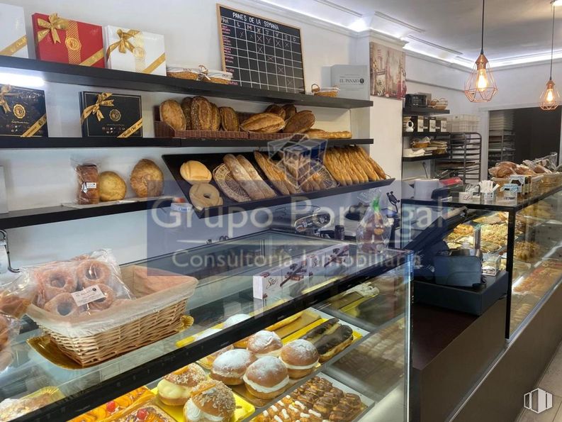 Retail for rent at Zona Santiago Bernabéu, Chamartín, Madrid, 28036 with lighting, food, bakery, ingredient, display case, baking, bread, dessert, retail and pâtisserie around