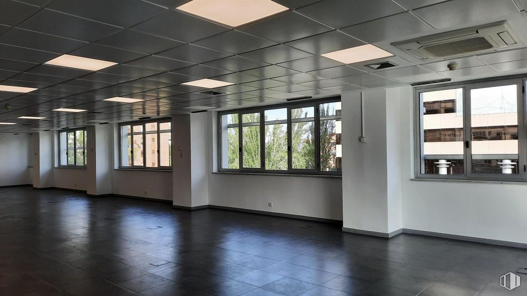 Oficina en alquiler en Edificio Euromor, Avenida Burgos, 16 D, Chamartín, Madrid, 28036 con ventana, alumbrado, durante el día, accesorio, interiorismo, hall, suelo, sombra, línea y suelos alrededor