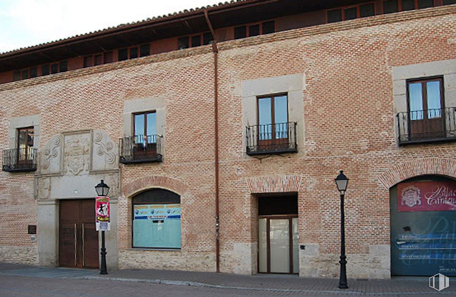 Retail for sale at Plaza del Salvador, 9, Arévalo, Ávila, 05200 with window, door, building, fixture, sky, brickwork, brick, residential area, material property and facade around