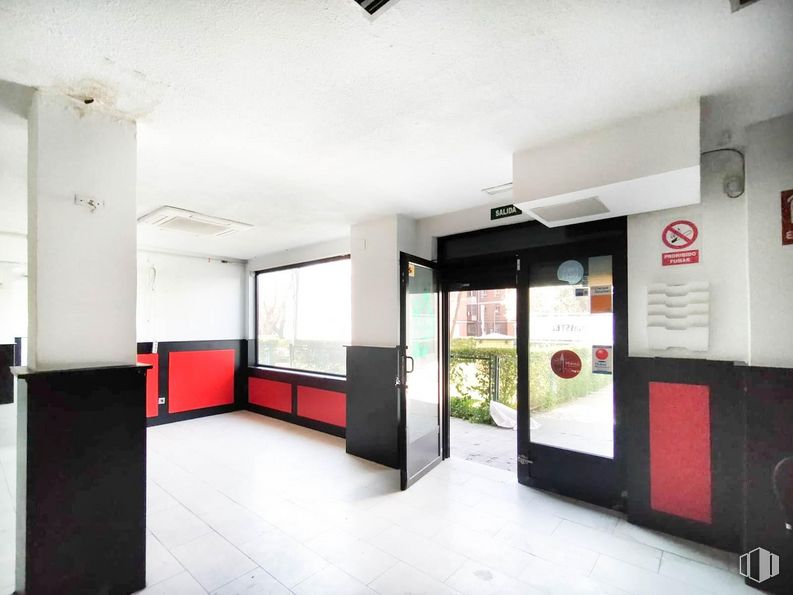 Local en venta en Zona San Juan Bautista, Ciudad Lineal, Madrid, 28043 con ventana, puerta, propiedad, edificio, accesorio, interiorismo, suelo, suelos, techo y hall alrededor